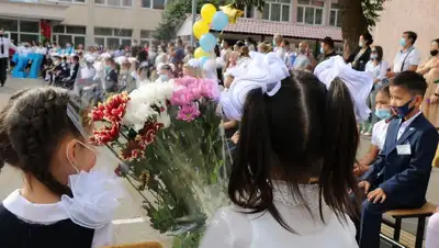 Можно ли дарить учителям цветы на 1 сентября, фото - Новости Zakon.kz от 25.08.2022 12:40