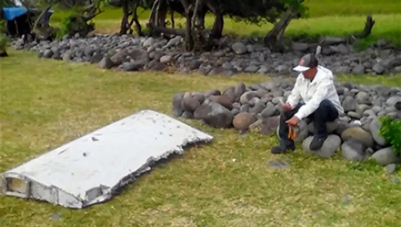 На Реюньоне обнаружили иллюминатор и другие обломки самолета