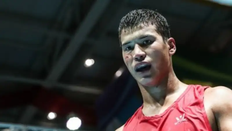 Казахстанский супертяж проиграл боксерский поединок сопернику из России