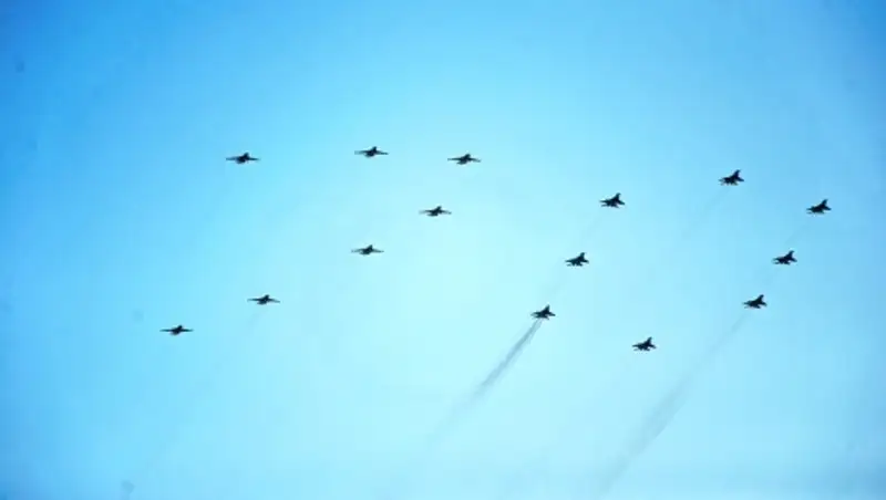 Цифра «70», выстроенная в небе – подарок для зрителей от авиаторов, участвующих в параде