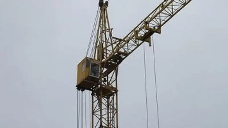 Конструкция башенного крана обрушилась на стройке в Астане, погибла крановщик