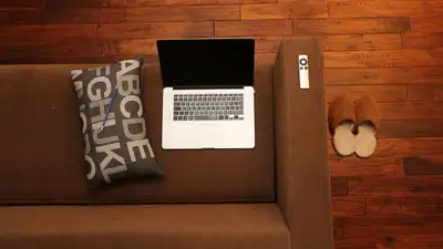 Казахстанский избиратель пришел на участок с "диваном", фото - Новости Zakon.kz от 19.03.2023 13:07