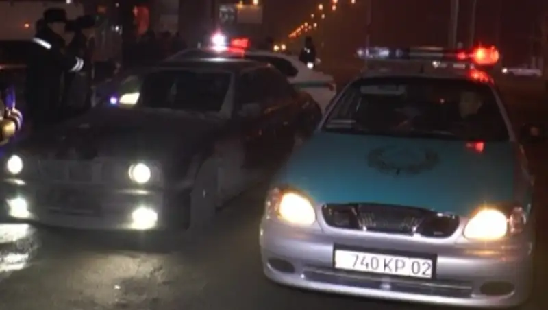 Молодые алматинцы разъезжали по городу с охотничьим ружьем