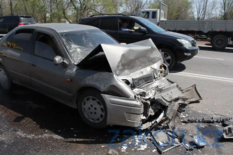 Сегодня в Алматы на Илийском шоссе две машины столкнулись «лоб в лоб» (фото) Сегодня в Алматы на Илийском шоссе две машины столкнулись «лоб в лоб» (фото), фото - Новости Zakon.kz от 11.04.2013 20:09