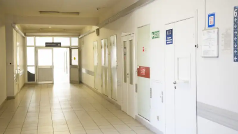 На парковке больницы скончался мужчина