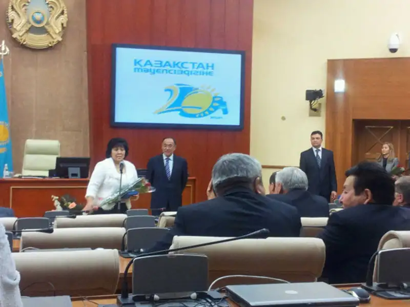 Депутатов Мажилиса IV-го созыва наградили в честь 20-летия Независимости РК, фото - Новости Zakon.kz от 13.12.2011 22:23