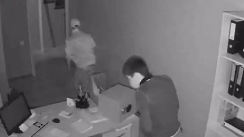 В Павлодаре неизвестные в медицинских масках вынесли сейф с 830 тысячами тенге