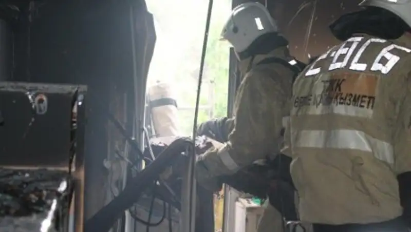 В ВКО пожарные спасли мужчину из горящей квартиры