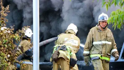 В Алматы загорелся строящийся ЖК , фото - Новости Zakon.kz от 10.11.2022 15:33