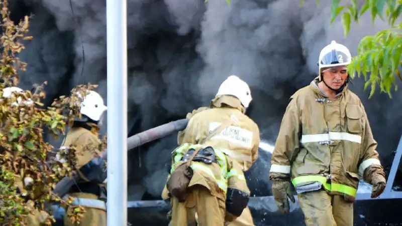 В Алматы загорелся строящийся ЖК