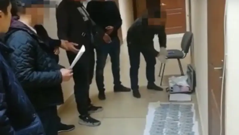 Появилось видео задержания руководителя отдела ЖКХ Сатпаева