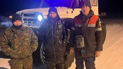 Эвакуировали  из снежного плена, фото - Новости Zakon.kz от 02.01.2023 23:54