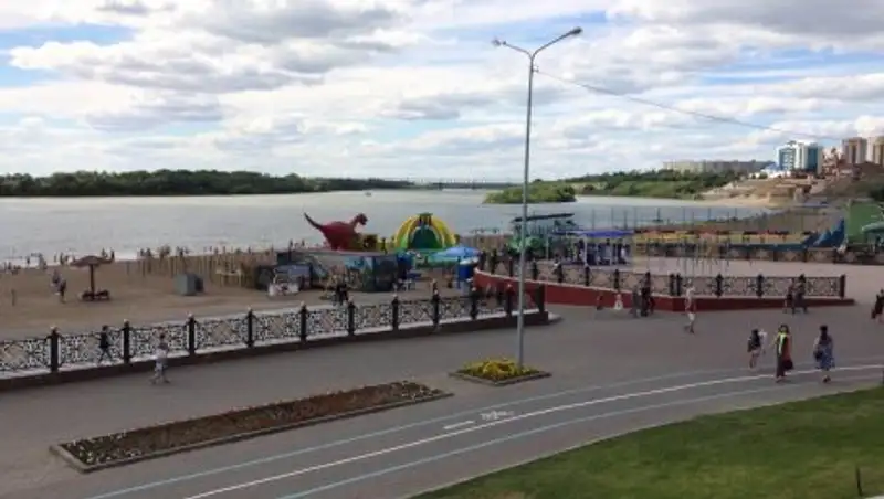 Ветер сбросил ребенка в реку в Павлодаре