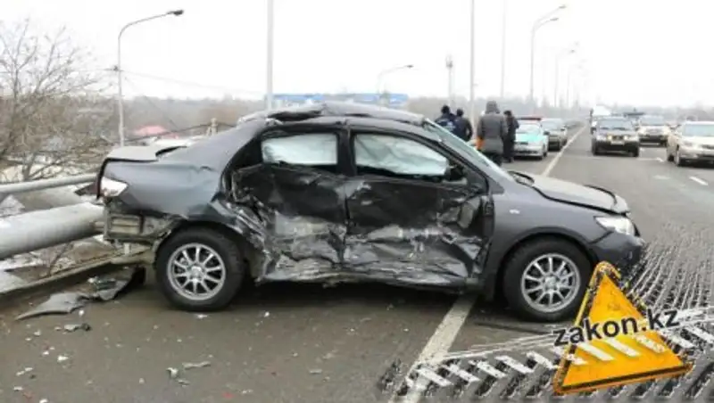 Видео столкновения трех Toyota в Алматы