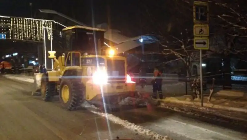 В Алматы продолжается уборка снега