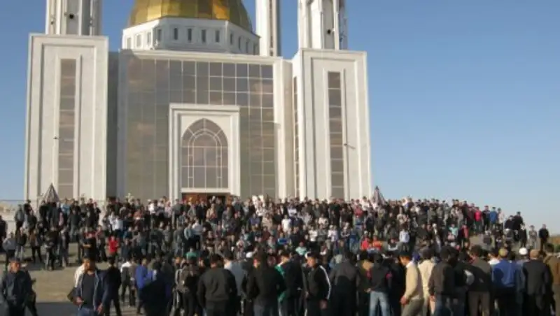 В Актобе работники мечети через суд требуют погасить долги по зарплате