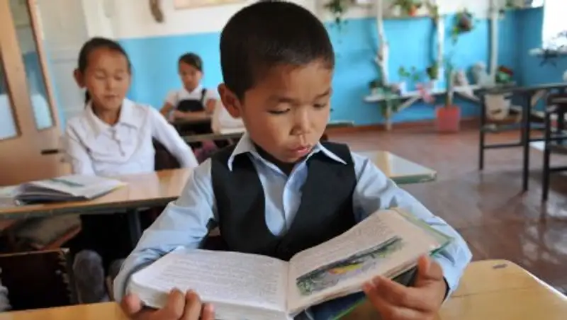 МОН: Учебников хватит всем, смартфоны у школьников не отберут 