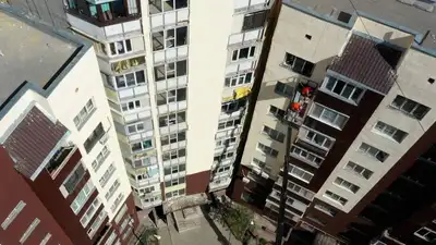 Девушка разбилась насмерть в Уральске, упав с девятого этажа, фото - Новости Zakon.kz от 20.03.2023 15:47