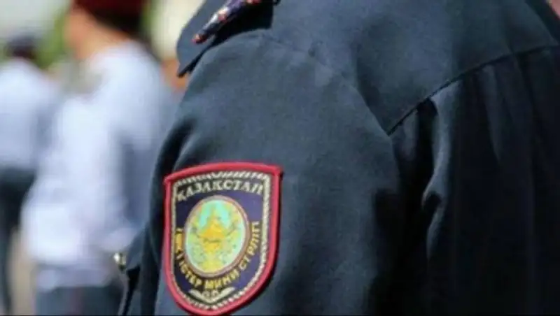 В Атырау пьяный пассажир разорвал форму дорожного полицейского