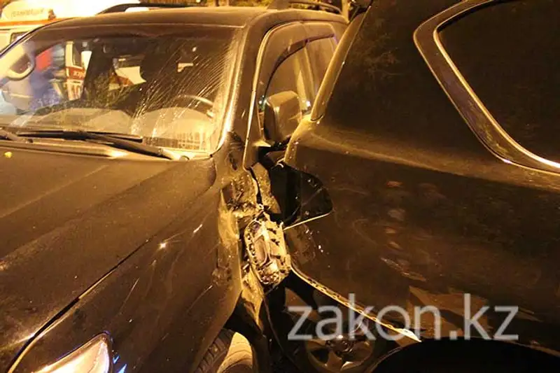 В Алматы резкий маневр водителя Фольксвагена закончился аварией (фото) В Алматы резкий маневр водителя Фольксвагена закончился аварией (фото), фото - Новости Zakon.kz от 06.11.2013 17:45