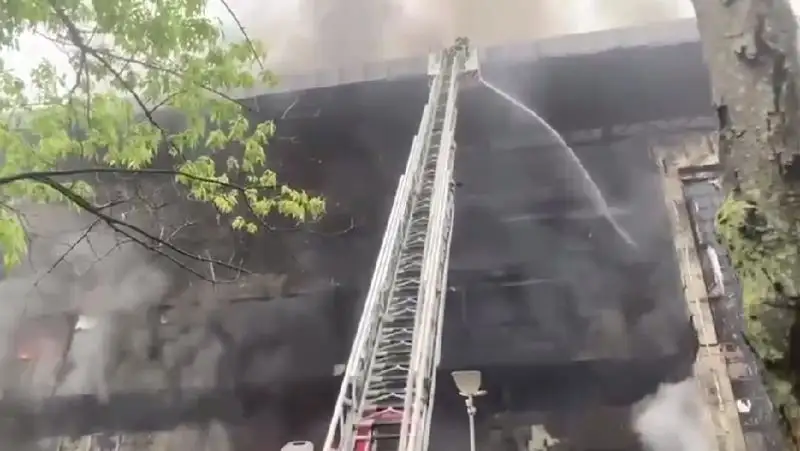 Крупный пожар тушат в московском бизнес-центре