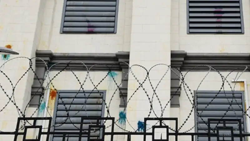 Посольство РФ в Киеве забросали "коктейлями Молотова"