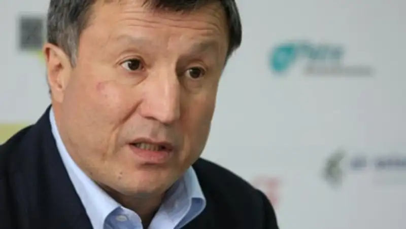 Аким недоумевает, почему владельцы ресторанов не могут убрать наледь со своей территории