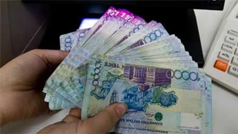 В Усть-Каменогорске мужчина украл миллион тенге, оставленный на ночь в грузовике