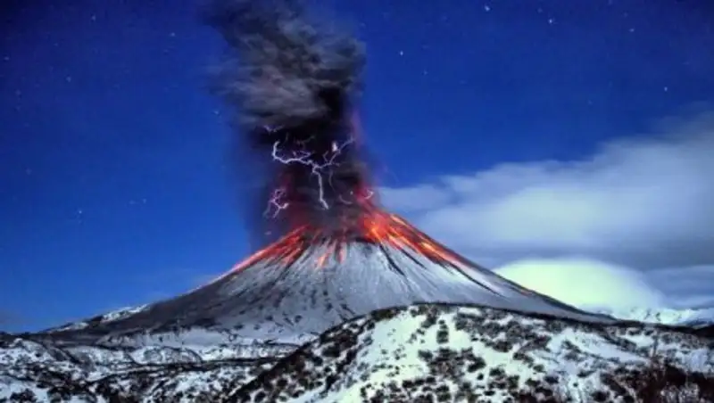 Вулкан Шивелуч на Камчатке выбросил пепел на высоту 4,5 км  