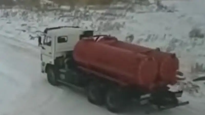 В Павлодаре наказали водителя КАМАЗа за слив нечистот за домом