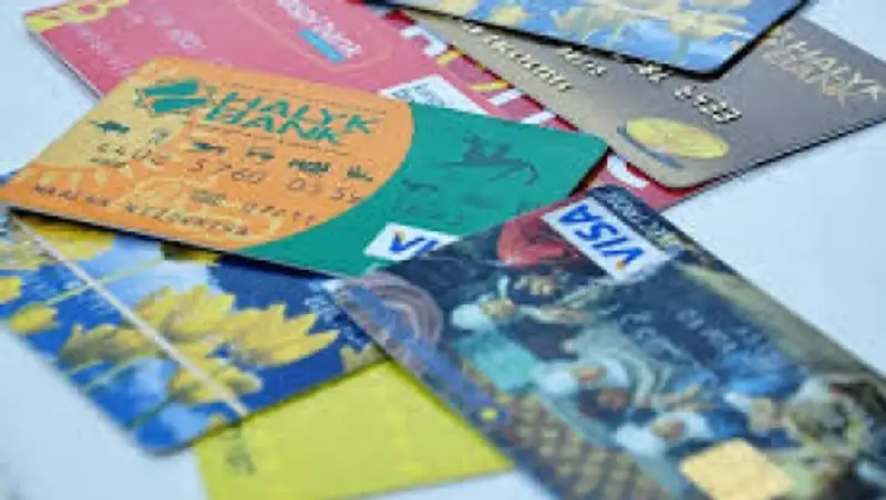 Казахстанцы любят купюры и не любят пластик