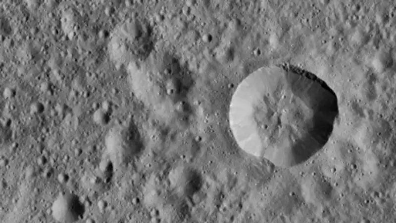 НАСА опубликовало снимки "шумерского" кратера на Церере