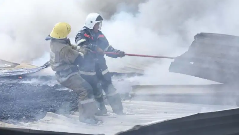 В Алматы произошел пожар на барахолке