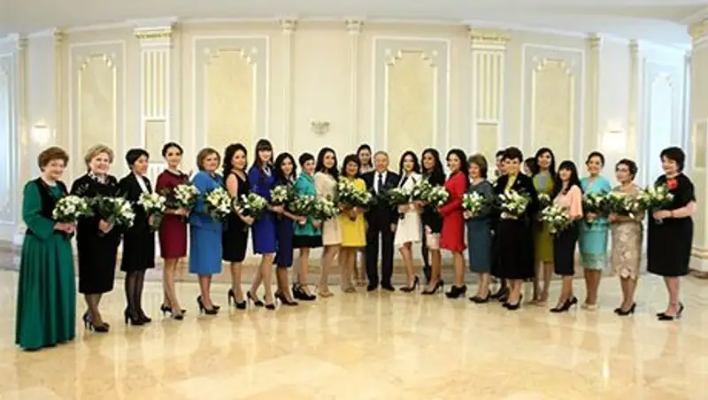 Глава государства Нурсултан Назарбаев поздравил женщин в Акорде