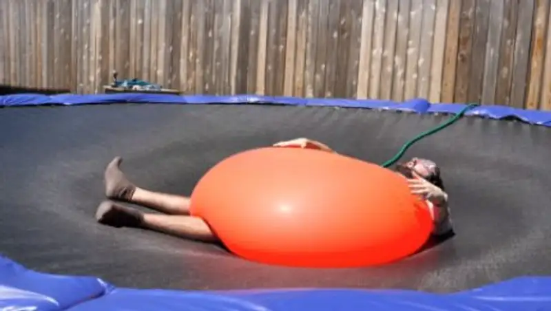 На американца положили гигантский надувной шар с водой и проткнули его отверткой