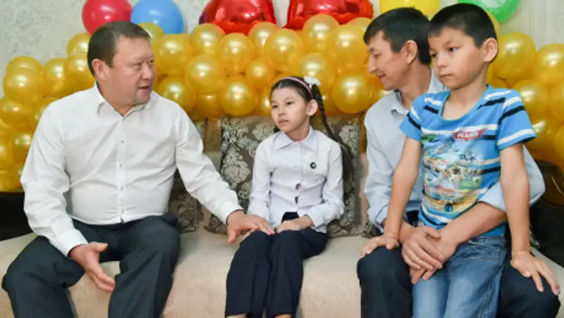 Домашний праздник для особых детей: Кумар Аксакалов пришел в гости к Аружан и Софье