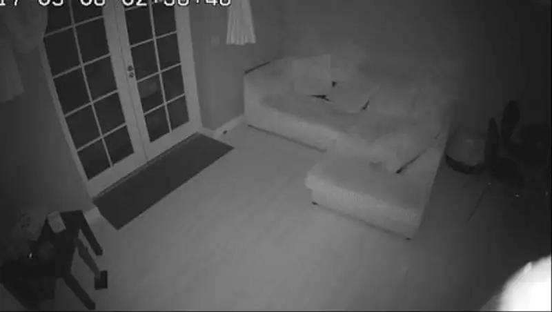 «Привидение» погуляло по старинному дому и попало на видео