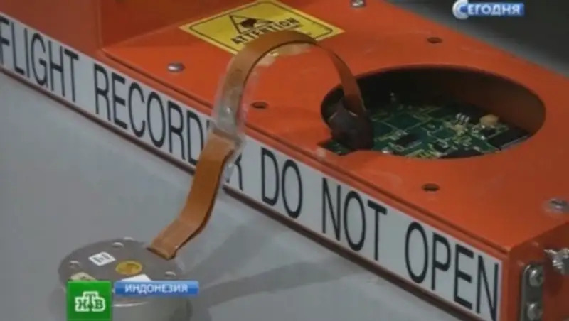 Данные самописцев: самолетом AirAsia перед катастрофой управлял второй пилот