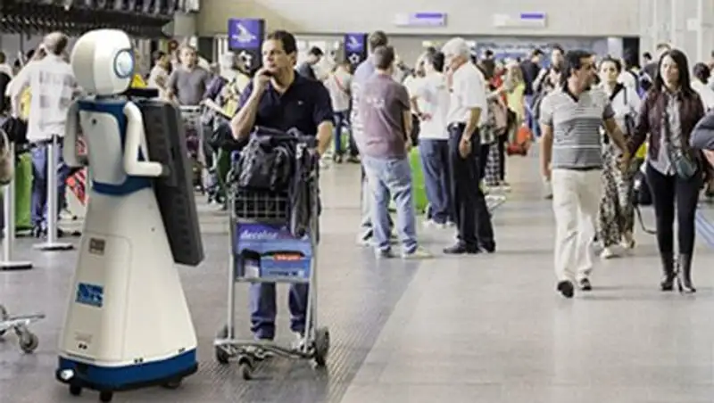 В аэропорту Внуково появился робот Леночка