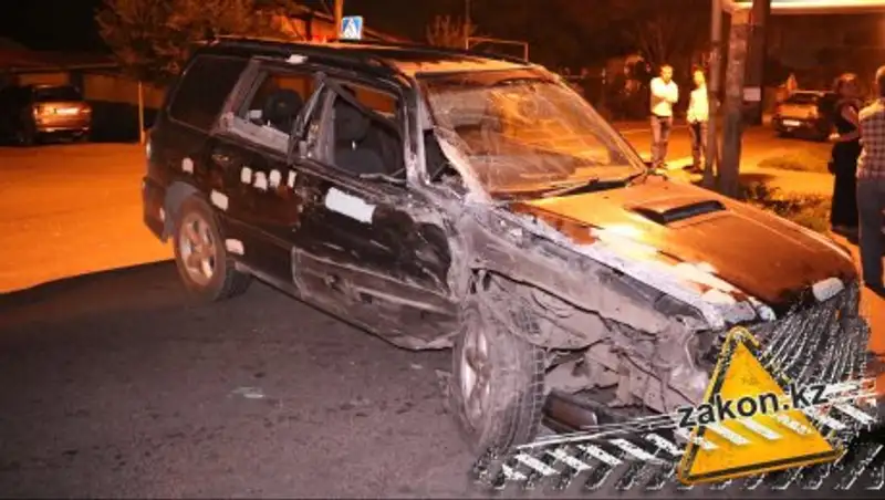 В Алматы сотрудник СТО угнал машину и устроил ДТП