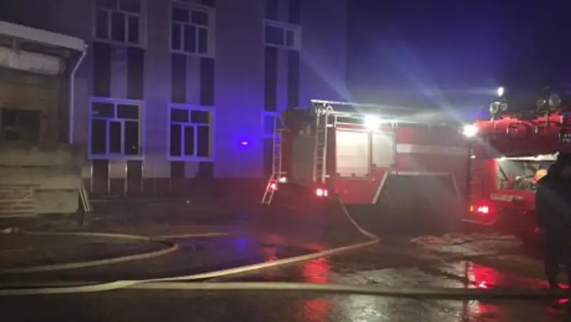 Крупный пожар случился в промзоне Актау