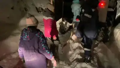 помощь спасателей, фото - Новости Zakon.kz от 20.11.2022 21:31