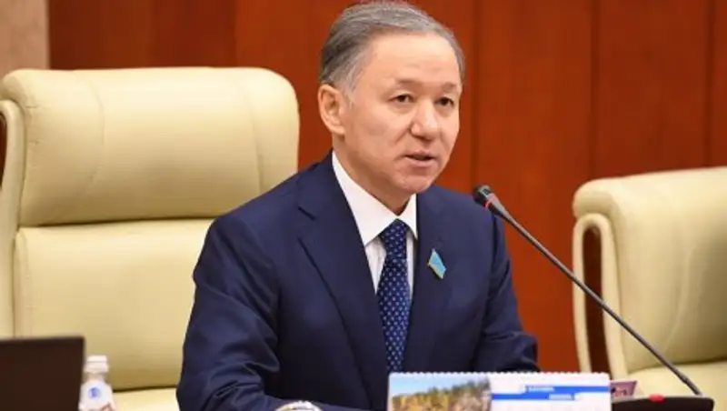 Назарбаев поздравил спикера мажилиса с днем рождения