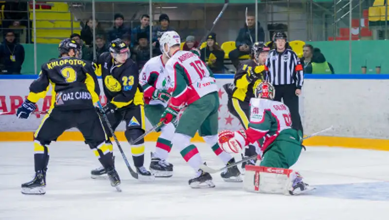 "Сарыарка" ведя в счете, проиграла "Барсу", пропустив две шайбы за последние две минуты