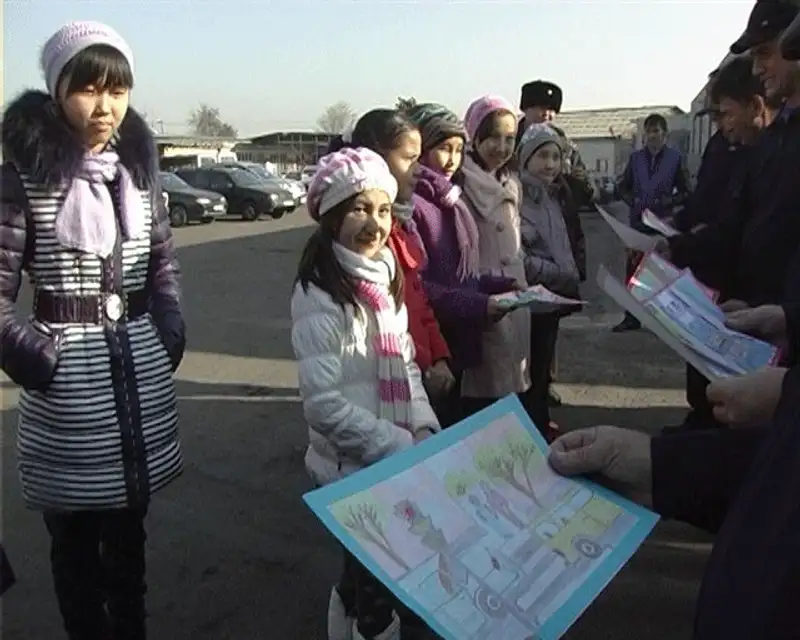 Школьники Алматы призвали водителей к безопасности дорожного движения, фото - Новости Zakon.kz от 16.11.2013 21:29