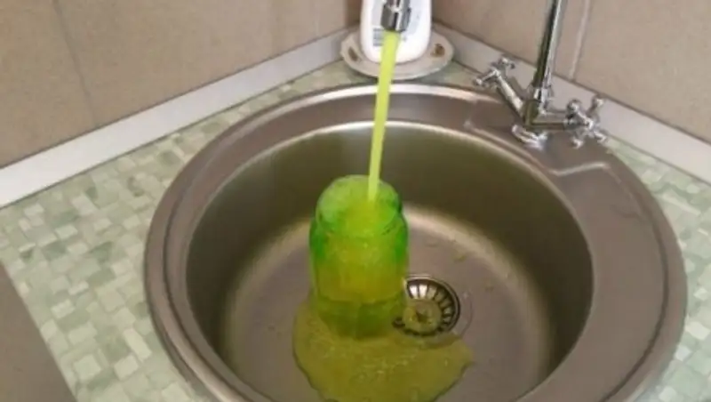 Вода в домах столицы может окраситься в зеленый цвет