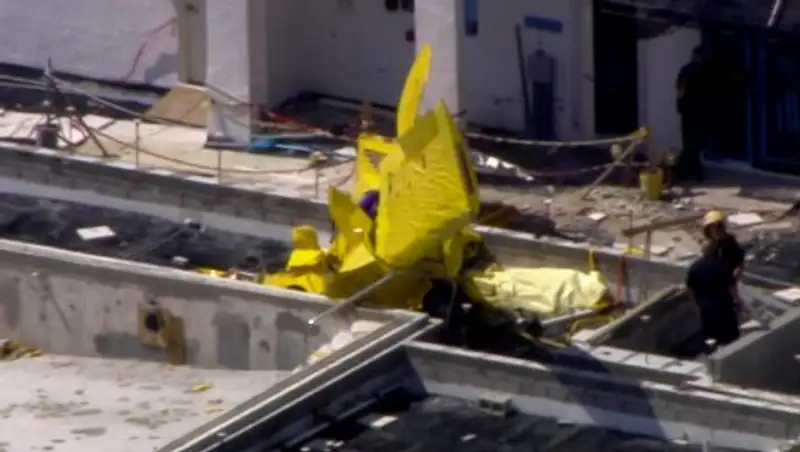 Во Флориде самолет врезался в многоэтажный дом