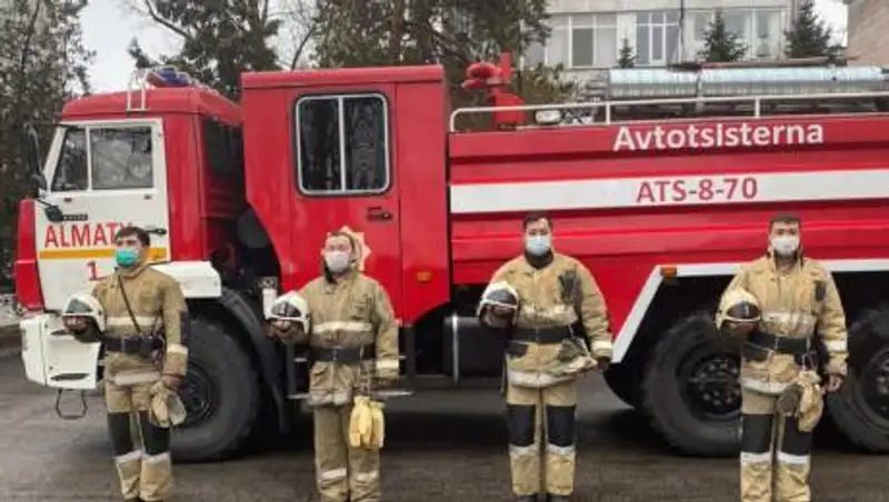 Женщину спасли из горящего магазина в Алматы