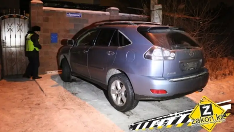 Полиция Алматы задержала двух парней, снимавших детали с автомобиля