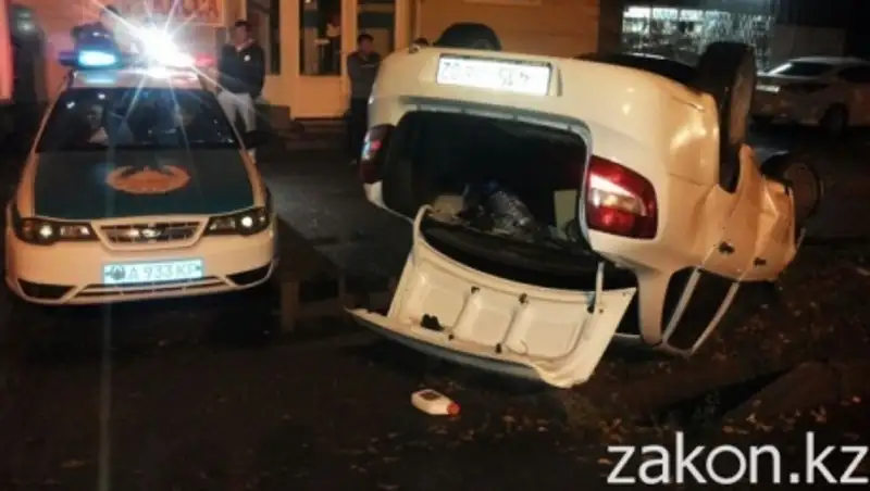 В Алматы в результате ДТП автомобиль вылетел на тротуар и перевернулся